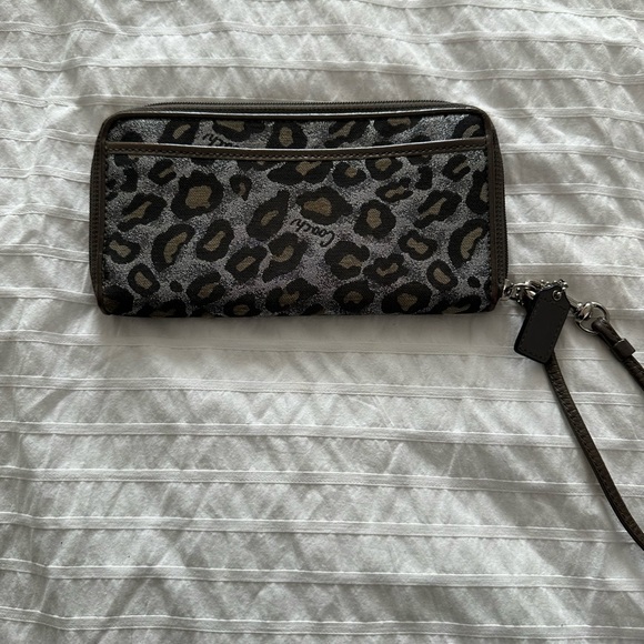 Coach silver leopard print wristlet/wallet - Picture 6 of 12